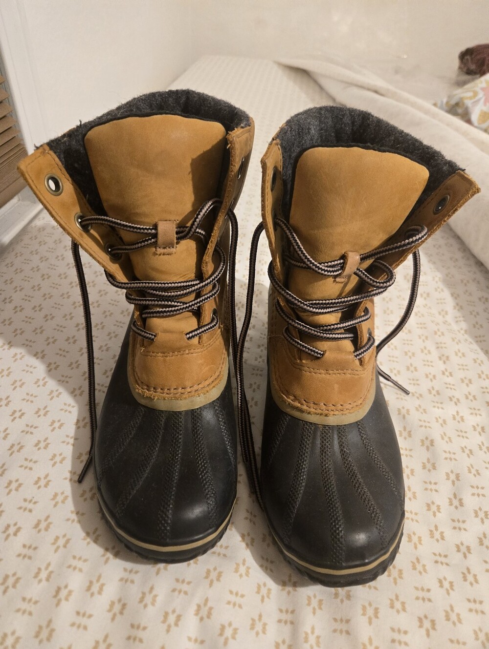 Sorel Women's Tan and Black Waterproof Lace-Up Snow Boots. Size 9.5